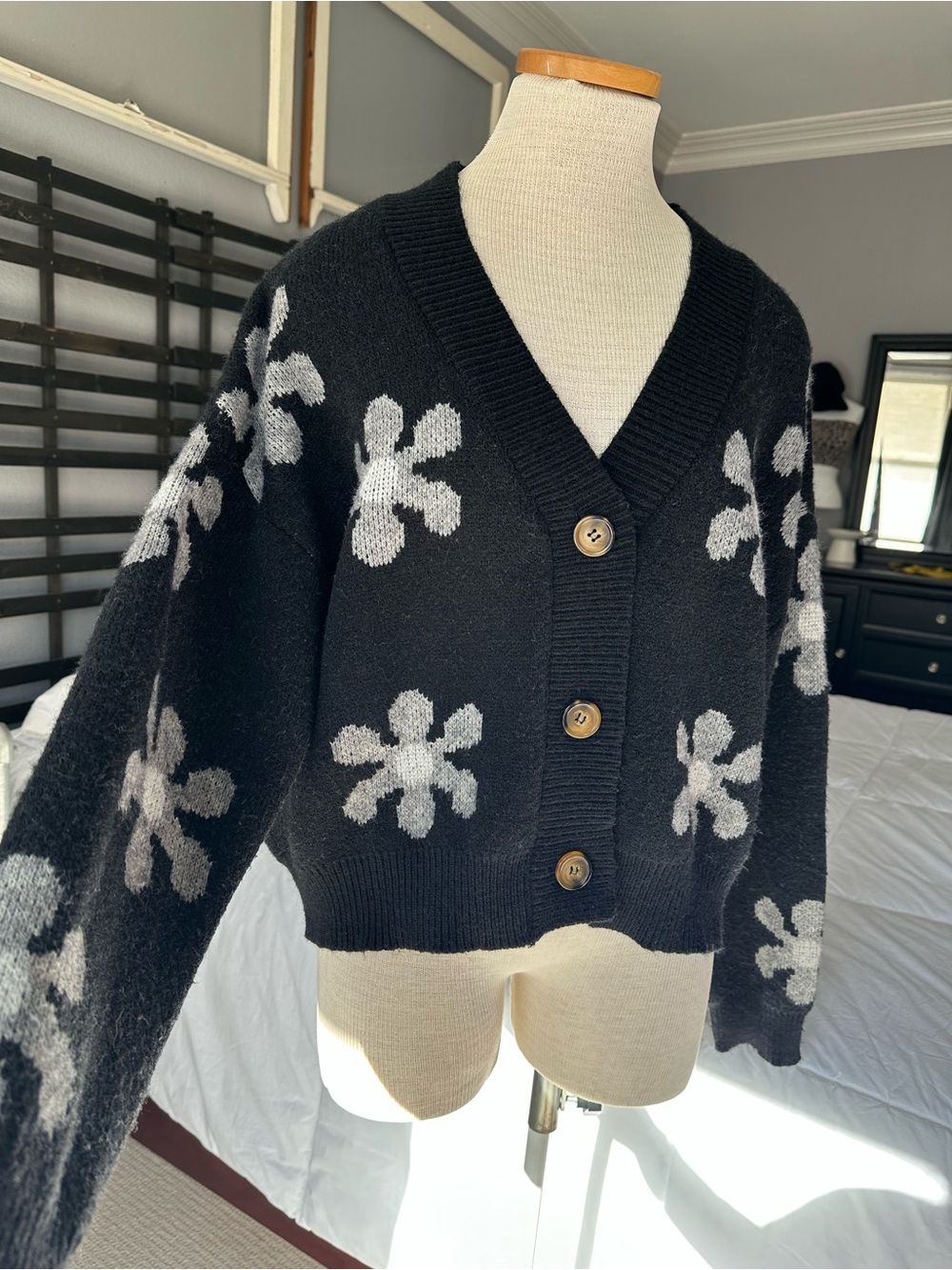 T Tahari Black Cardigan with Light Gray Floral Motif, size XL - Picture 5 of 12